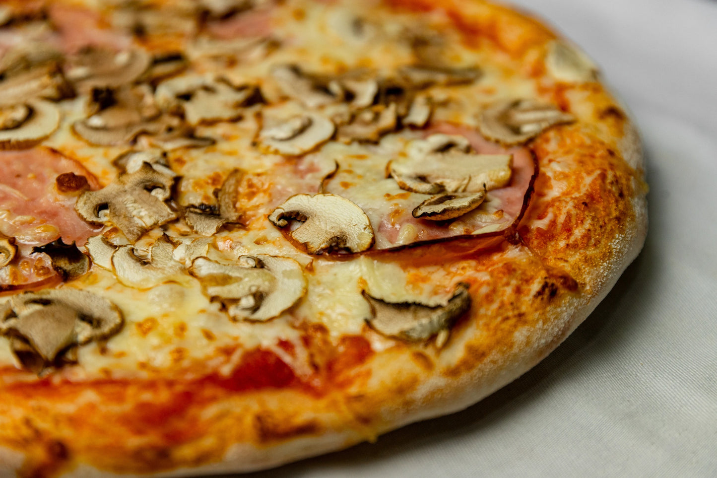 Pizza cu ciuperci si sunca