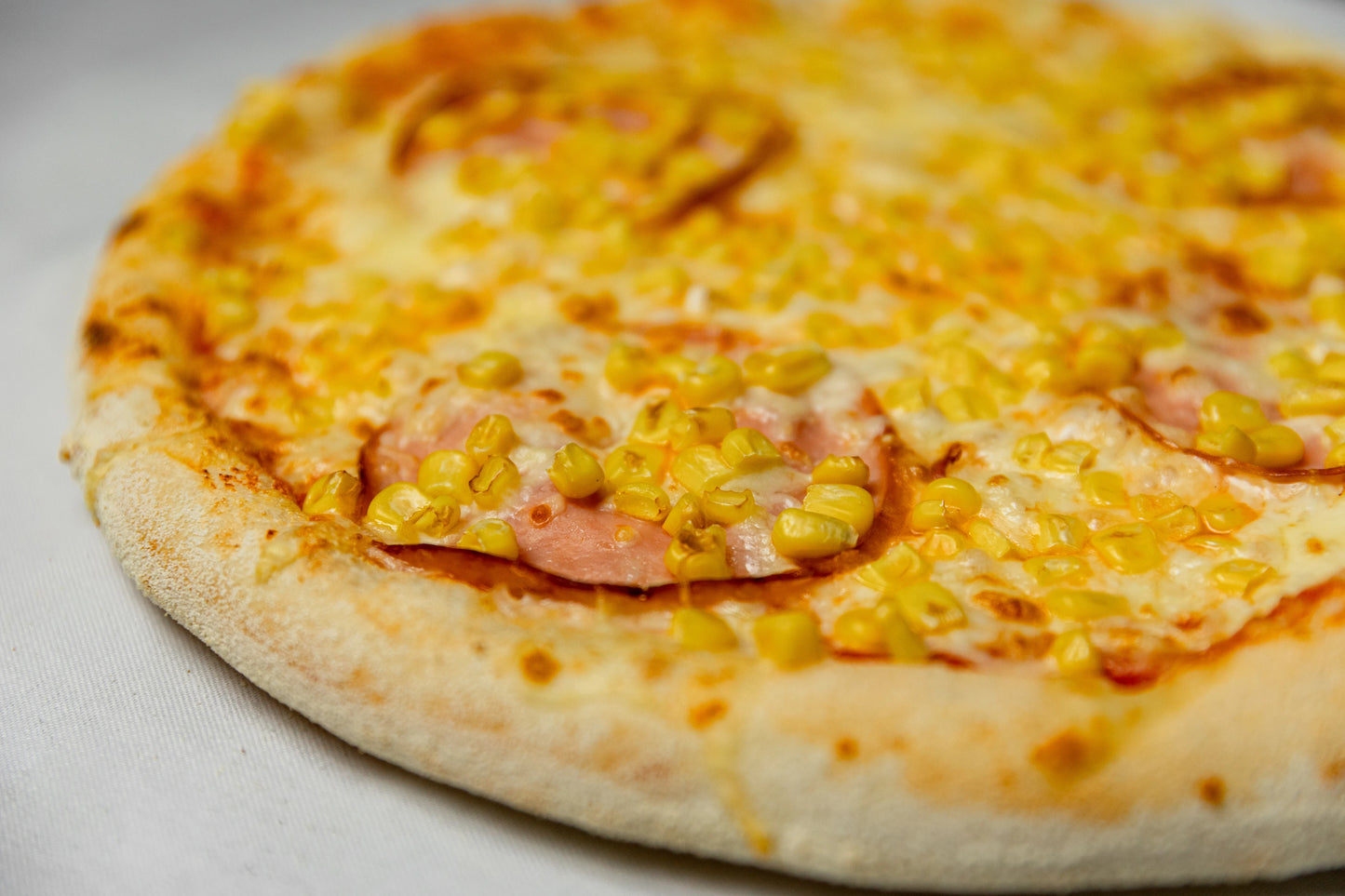 Pizza cu sunca si porumb