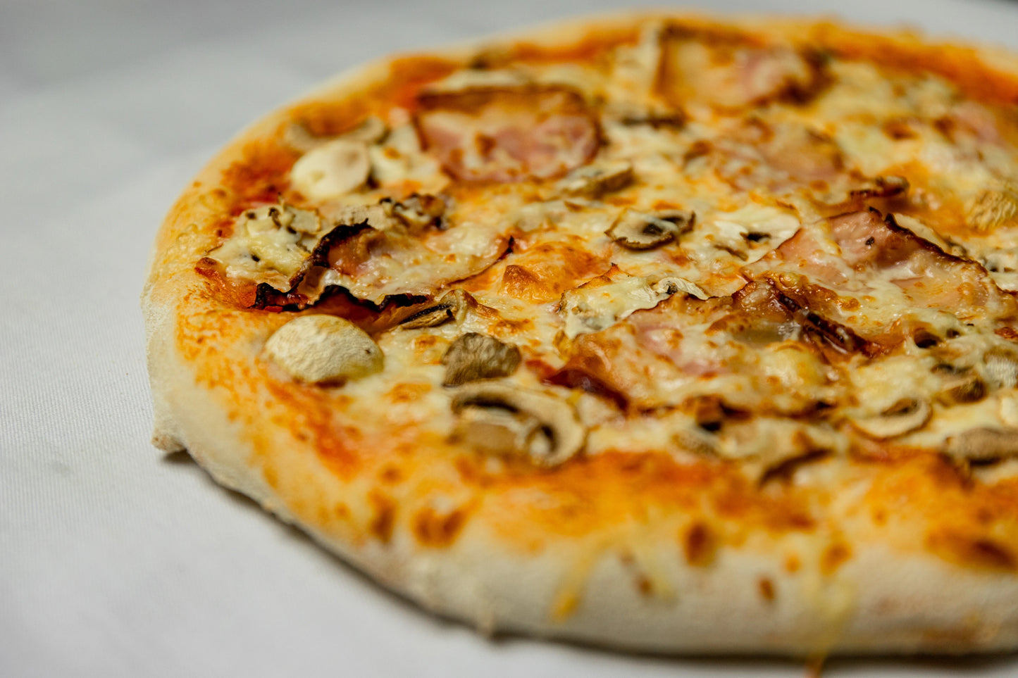 Pizza cu ciuperci si bacon