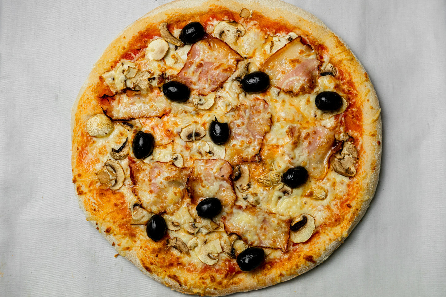 Pizzau cu ciuperci,sunca,maslina