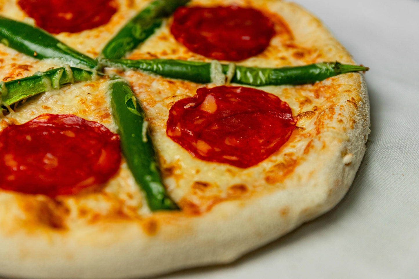 Pizza cu salam chorizo si ardei iute