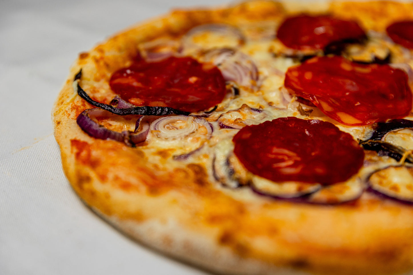 Pizza cu salam chorizo si ceapa