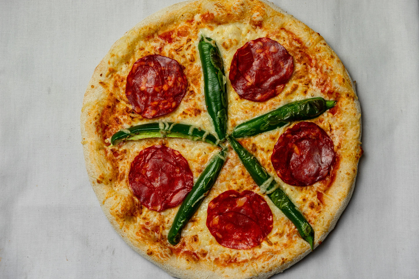 Pizza cu salam chorizo si ardei iute