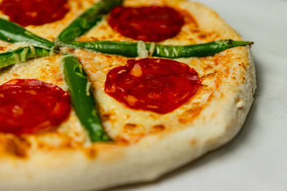 Pizza cu salam chorizo si ardei iute