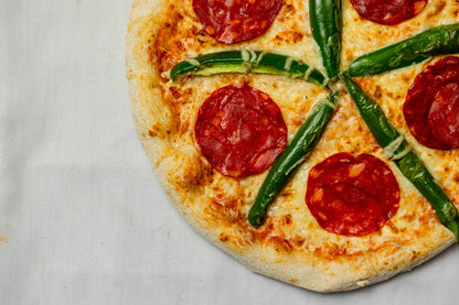 Pizza cu salam chorizo si ardei iute