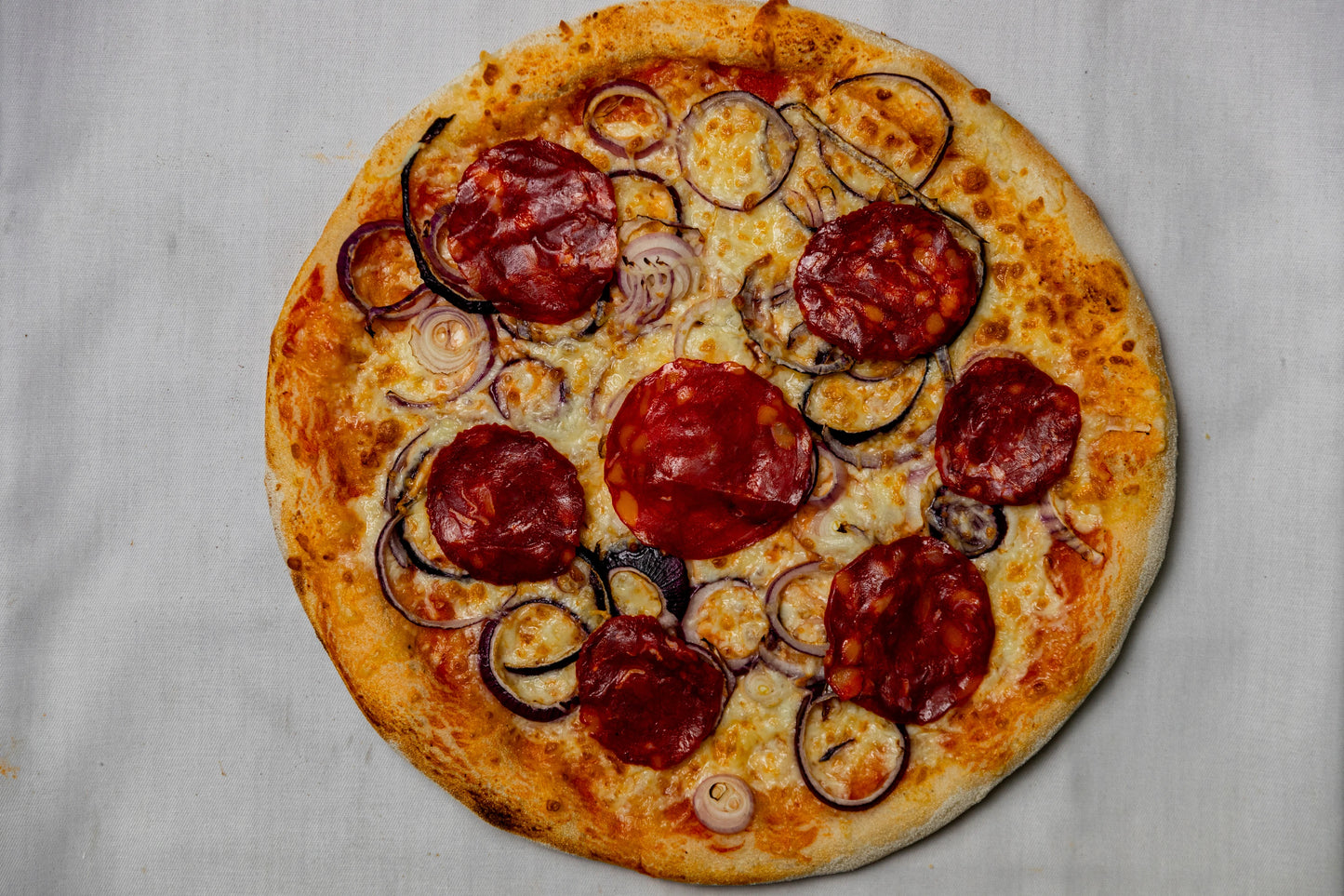 Pizza cu salam chorizo si ceapa