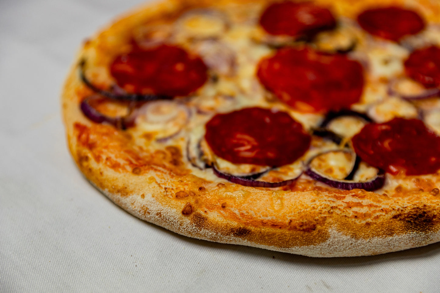 Pizza cu salam chorizo si ceapa