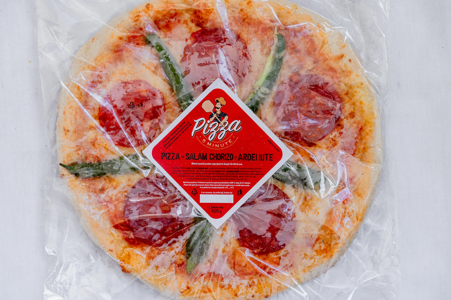 Pizza cu salam chorizo si ardei iute