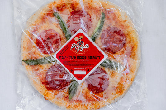 Pizza cu salam chorizo si ardei iute